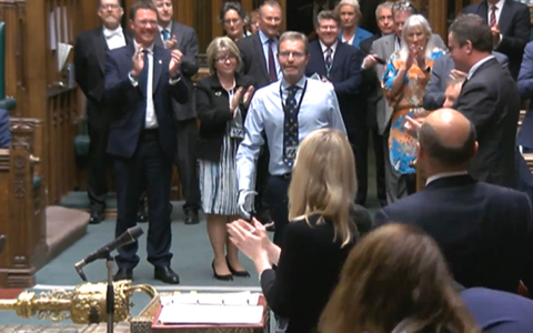 Der konservative Abgeordente Craig Mackinlay (m.) wird bei seiner Rückkehr von den Mitgliedern des Parlaments beklatscht. - Foto: House Of Commons/Uk Parliament/PA Wire/dpa Der konservative Abgeordente Craig Mackinlay (m.) wird bei seiner Rückkehr von den Mitgliedern des Parlaments beklatscht. - Foto: House Of Commons/Uk Parliament/PA Wire/dpa