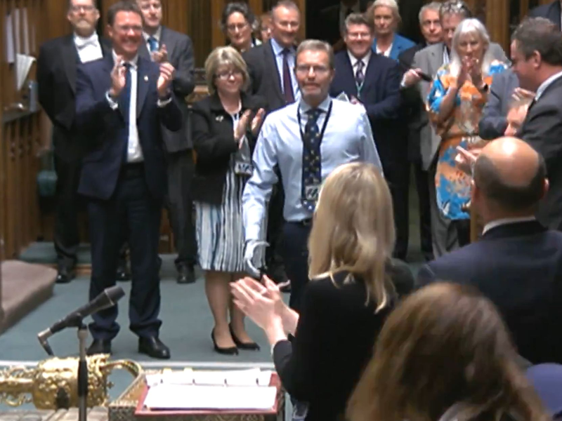 Der konservative Abgeordente Craig Mackinlay (m.) wird bei seiner Rückkehr von den Mitgliedern des Parlaments beklatscht. - Foto: House Of Commons/Uk Parliament/PA Wire/dpa