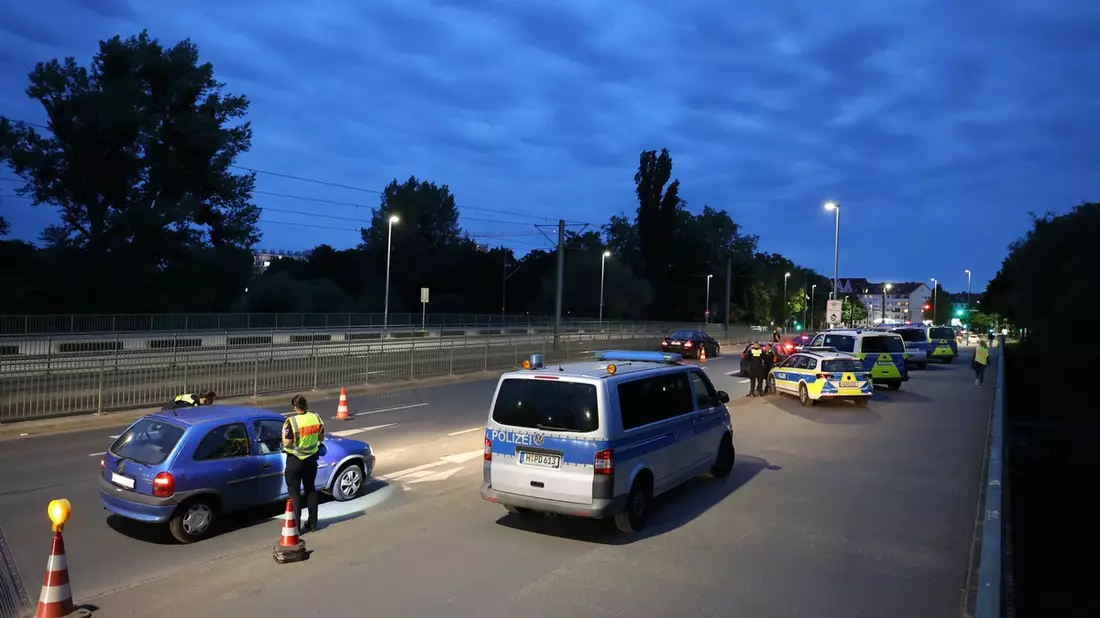 POL-H: Ricklingen/Stöcken: Polizei Hannover ahndet zahlreiche Verkehrsverstöße bei Großkontrollen - Bild: presseportal.de