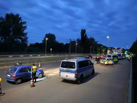 POL-H: Ricklingen/Stöcken: Polizei Hannover ahndet zahlreiche Verkehrsverstöße bei Großkontrollen - Foto: presseportal.de