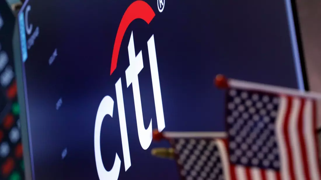 Das Logo der Citigroup über einem Handelsposten auf dem Parkett der New York Stock Exchange. - Bild: Richard Drew/AP/dpa