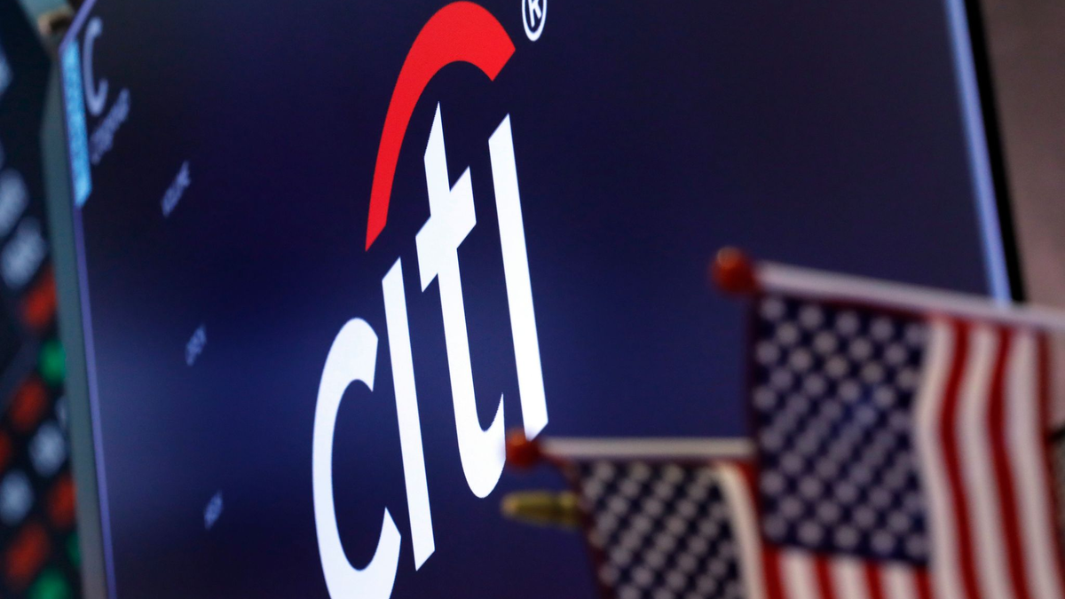 Das Logo der Citigroup über einem Handelsposten auf dem Parkett der New York Stock Exchange. - Foto: Richard Drew/AP/dpa