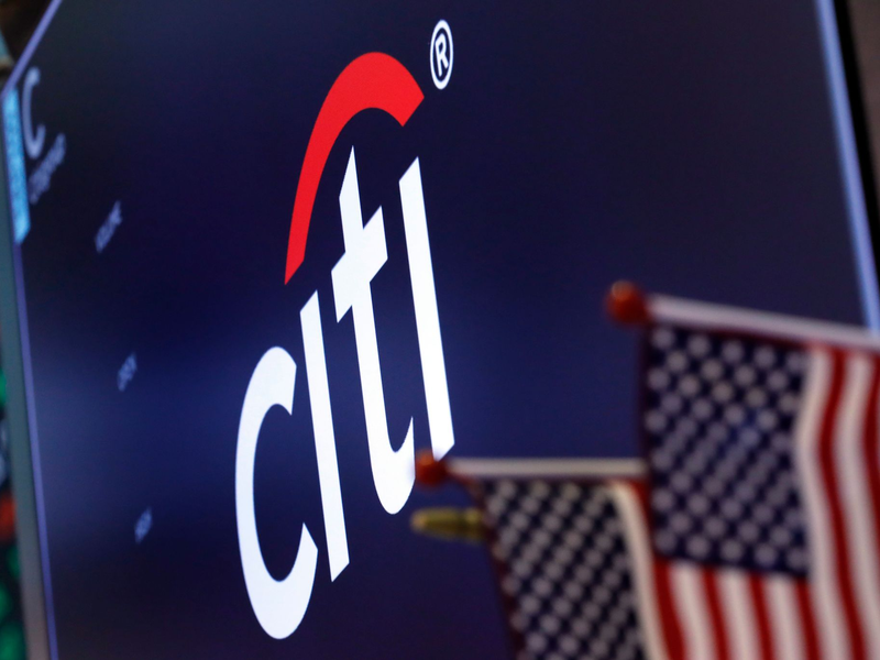 Das Logo der Citigroup über einem Handelsposten auf dem Parkett der New York Stock Exchange. - Foto: Richard Drew/AP/dpa