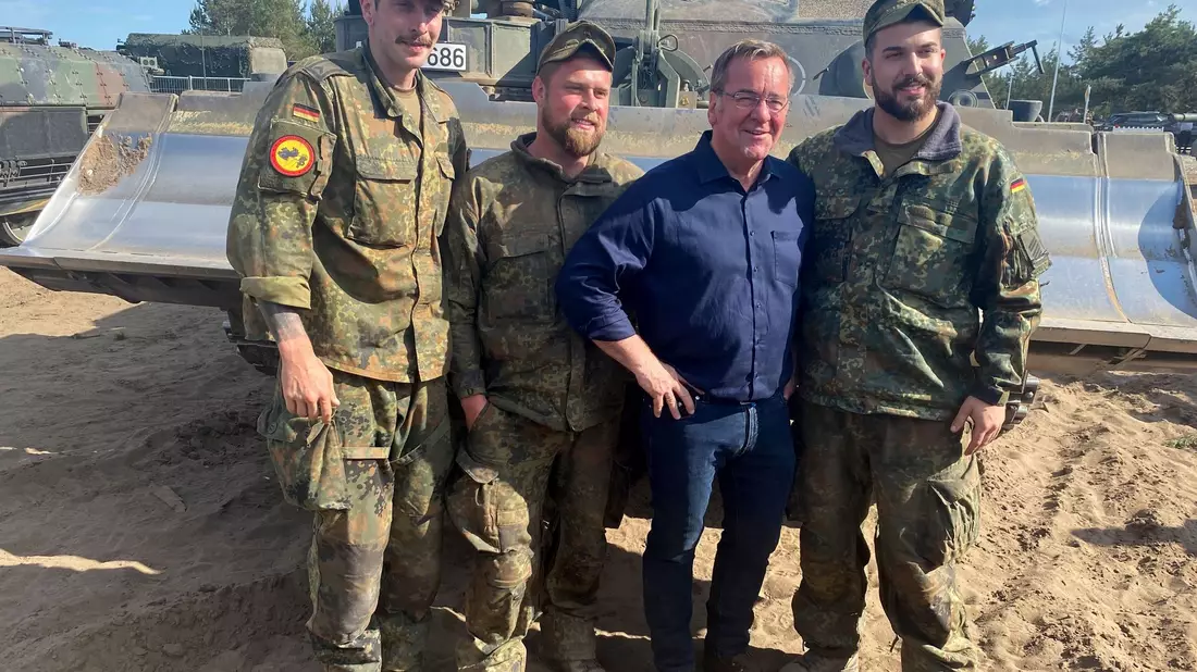 Bundesverteidigungsminister Pistorius mit Soldaten in Litauen. - Bild: Alexander Welscher/dpa