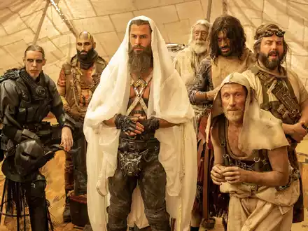Chris Hemsworth als Dementus in einer Szene des Films «Furiosa: A Mad Max Saga». - Foto: Jasin Boland/-/dpa