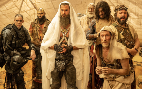 Chris Hemsworth als Dementus in einer Szene des Films «Furiosa: A Mad Max Saga». - Foto: Jasin Boland/-/dpa