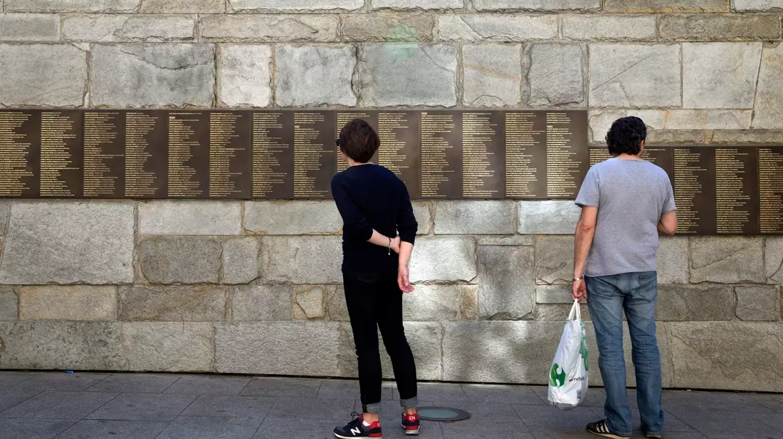 Die Mur des Justes (Mauer der Gerechten) neben der Shoah-Gedenkstätte ist beschmiert worden. - Bild: Etienne Laurent/dpa
