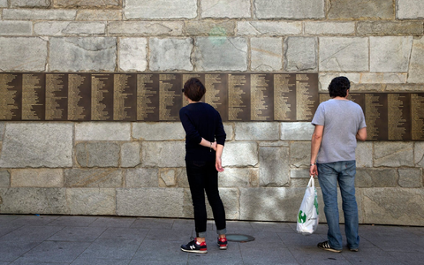 Die Mur des Justes (Mauer der Gerechten) neben der Shoah-Gedenkstätte ist beschmiert worden. - Foto: Etienne Laurent/dpa