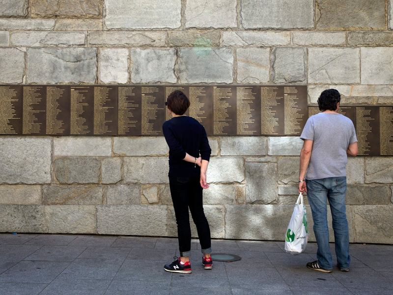 Die Mur des Justes (Mauer der Gerechten) neben der Shoah-Gedenkstätte ist beschmiert worden. - Foto: Etienne Laurent/dpa