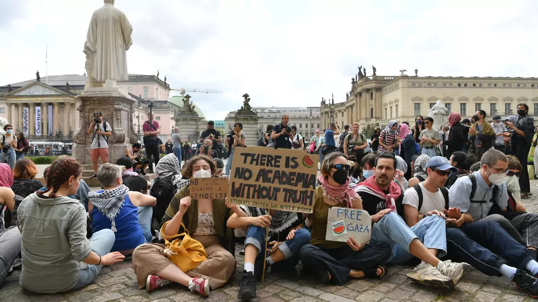 Auf dem Gelände der Humboldt-Universität Berlin gibt es Proteste gegen den Krieg im Gazastreifen. Auch an Universitäten in den USA hatte es zuletzt propalästinensische Demonstrationen gegeben. Archivbild - Bild: Paul Zinken/dpa
