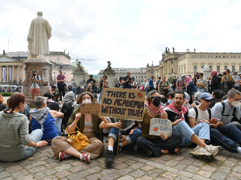 Auf dem Gelände der Humboldt-Universität Berlin gibt es Proteste gegen den Krieg im Gazastreifen. Auch an Universitäten in den USA hatte es zuletzt propalästinensische Demonstrationen gegeben. Archivbild - Foto: Paul Zinken/dpa