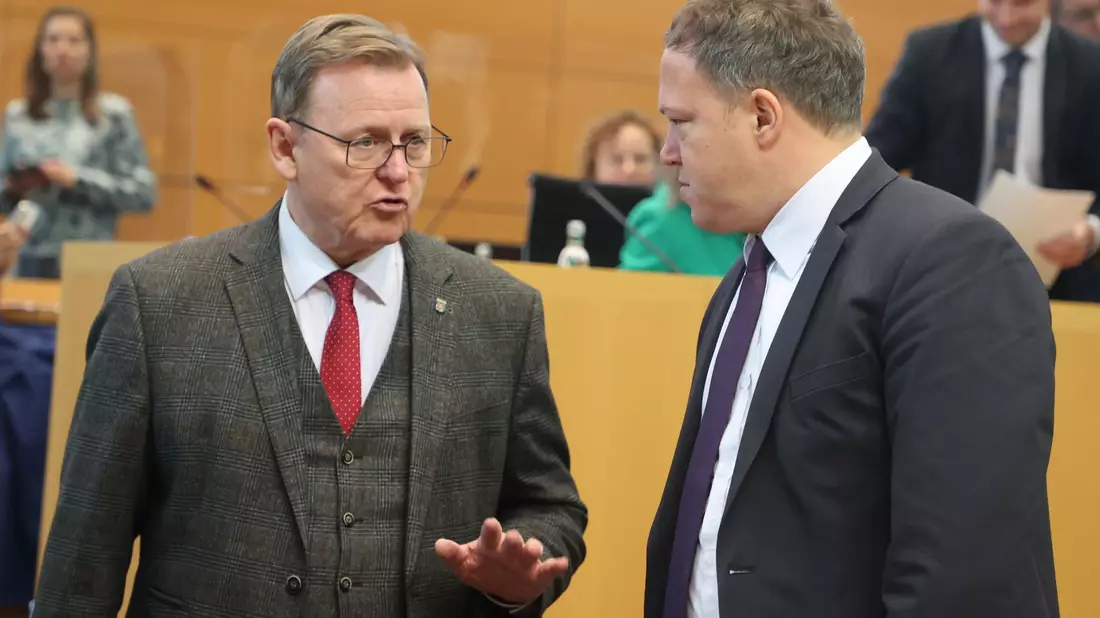 Thüringen Ministerpräsident Bodo Ramelow (l) reicht CDU-Kontrahent Mario Vogt die Hand. - Bild: Bodo Schackow/dpa