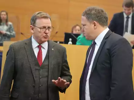 Thüringen Ministerpräsident Bodo Ramelow (l) reicht CDU-Kontrahent Mario Vogt die Hand. - Foto: Bodo Schackow/dpa