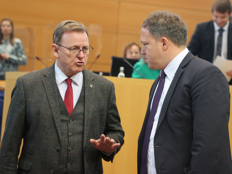 Thüringen Ministerpräsident Bodo Ramelow (l) reicht CDU-Kontrahent Mario Vogt die Hand. - Foto: Bodo Schackow/dpa