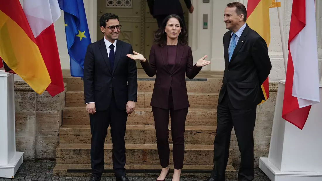 Wollen gegen Desinformation vorgehen: Deutschland Außenministerin Annalena Baerbock mit ihrem französischen Amtskollegen Stéphane Séjourné (l) und Rados?aw Sikorski aus Polen. - Bild: Kay Nietfeld/dpa