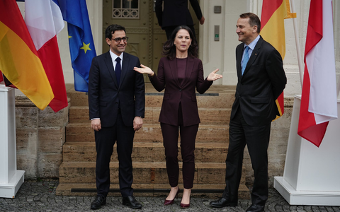 Wollen gegen Desinformation vorgehen: Deutschland Außenministerin Annalena Baerbock mit ihrem französischen Amtskollegen Stéphane Séjourné (l) und Rados?aw Sikorski aus Polen. - Foto: Kay Nietfeld/dpa