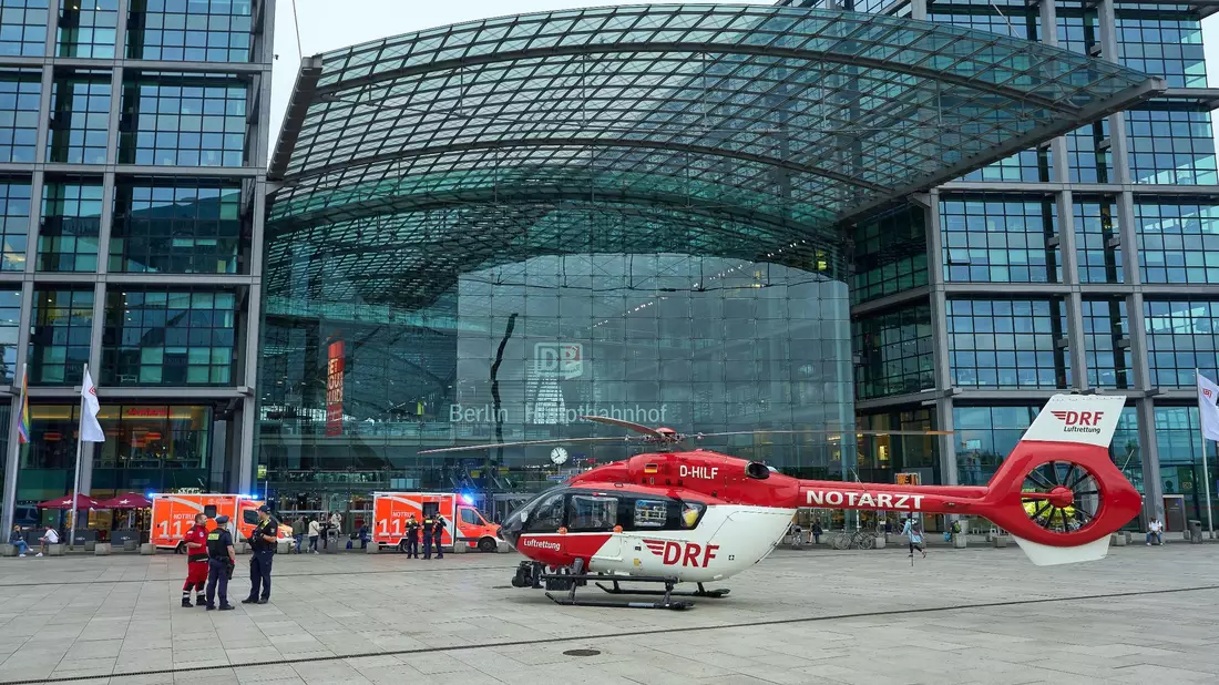 Teile des Berliner Hauptbahnhofs sind nach dem Unglück gesperrt - ein Rettungshubschrauber steht bereit. - Bild: Thomas Frey/dpa