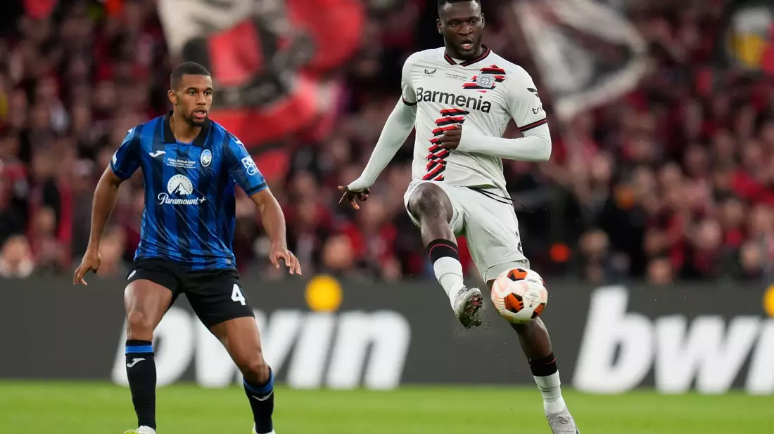 Leverkusens Victor Boniface (r) kam zur zweiten Hälfte in die Partie, entscheidende Akzente konnte der Stürmer aber nicht mehr setzen. - Bild: Kirsty Wigglesworth/AP