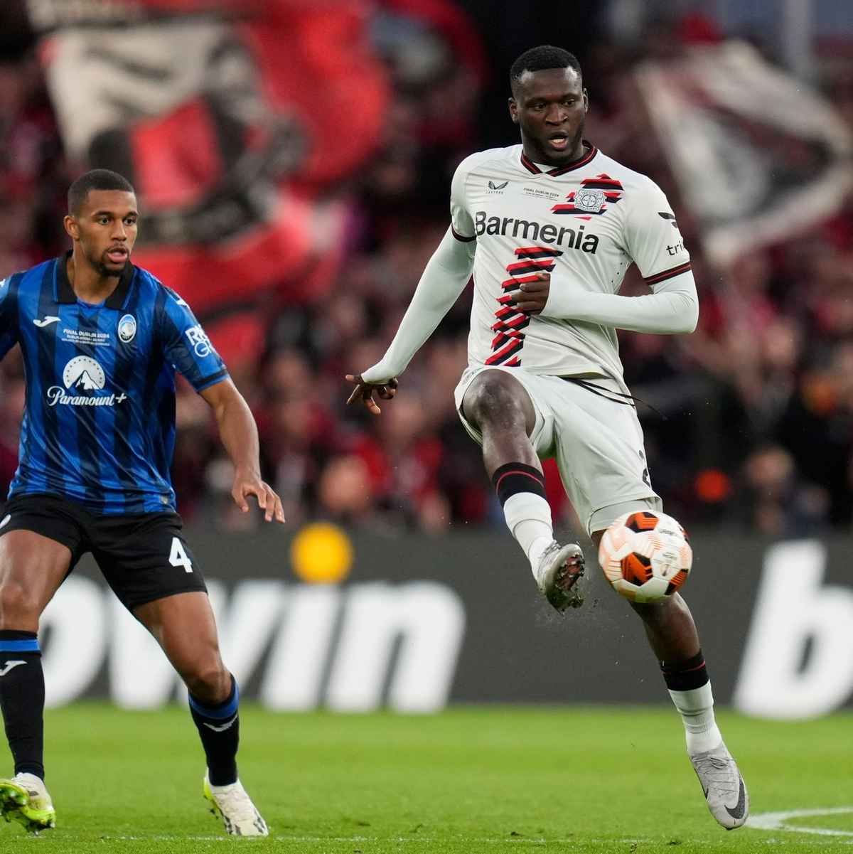 Leverkusens Victor Boniface (r) kam zur zweiten Hälfte in die Partie, entscheidende Akzente konnte der Stürmer aber nicht mehr setzen. - Foto: Kirsty Wigglesworth/AP