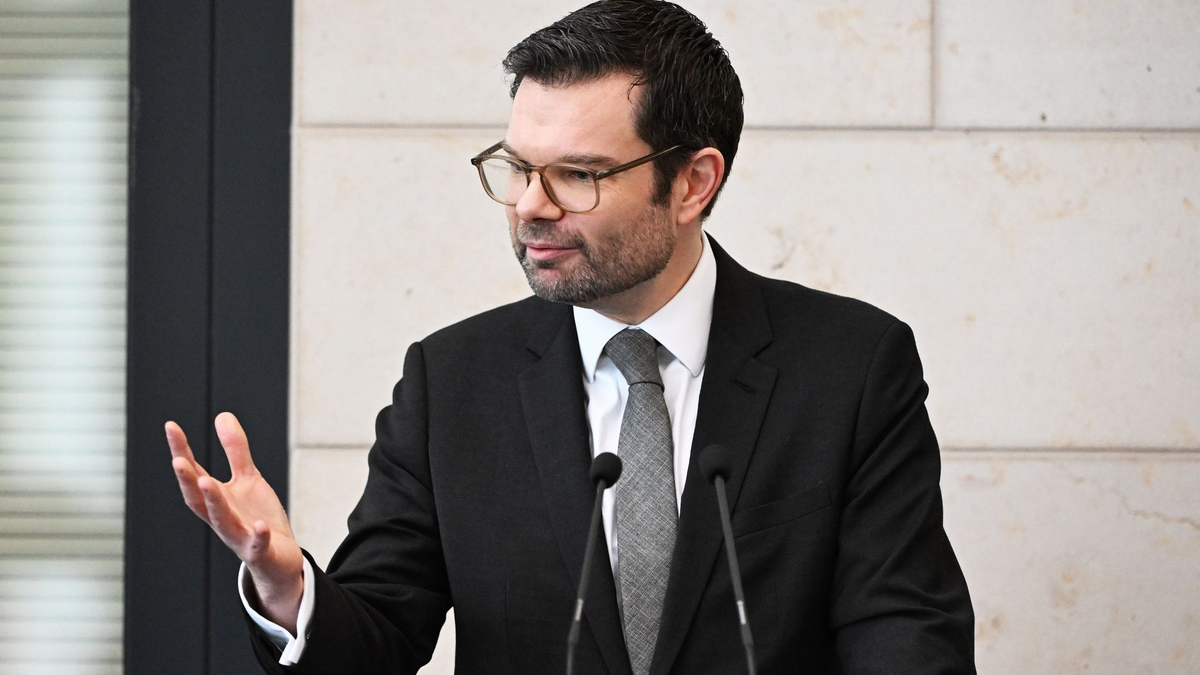 Den Deutschen fehle manchmal Gemeinschaftsgefühl, findet Buschmann. - Foto: Uli Deck/dpa