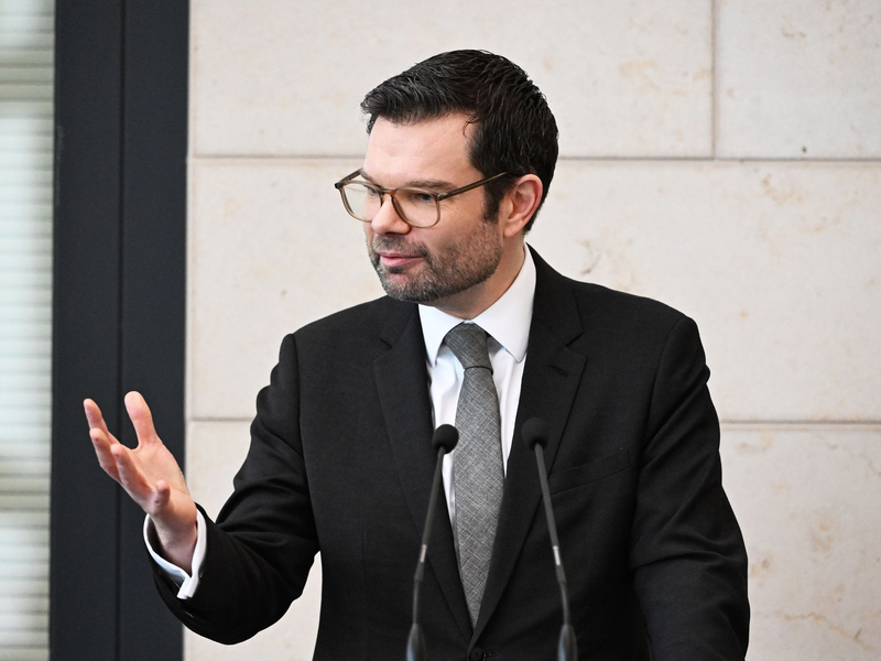 Den Deutschen fehle manchmal Gemeinschaftsgefühl, findet Buschmann. - Foto: Uli Deck/dpa