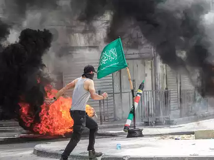 Palästinensische Jugendliche treffen auf israelische Streitkräfte im nördlichen Westjordanland: Israel treibt dort die Wiederbesiedlung von vier Ortschaften voran, die 2005 geräumt worden waren. - Foto: Nasser Ishtayeh/SOPA Images via ZUMA Press Wire/dpa