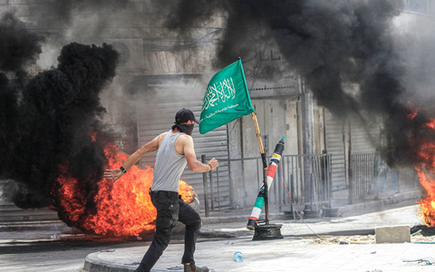 Palästinensische Jugendliche treffen auf israelische Streitkräfte im nördlichen Westjordanland: Israel treibt dort die Wiederbesiedlung von vier Ortschaften voran, die 2005 geräumt worden waren. - Foto: Nasser Ishtayeh/SOPA Images via ZUMA Press Wire/dpa