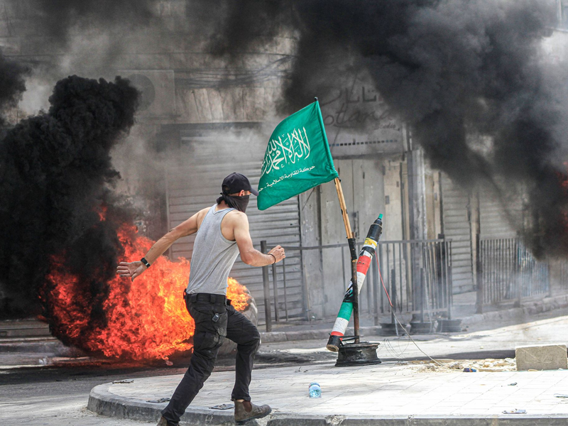 Palästinensische Jugendliche treffen auf israelische Streitkräfte im nördlichen Westjordanland: Israel treibt dort die Wiederbesiedlung von vier Ortschaften voran, die 2005 geräumt worden waren. - Foto: Nasser Ishtayeh/SOPA Images via ZUMA Press Wire/dpa
