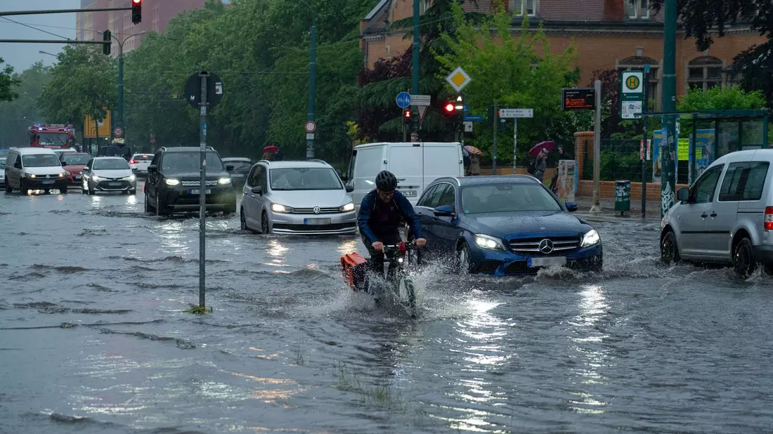 In Brandenburg gab es überschwemmte Straßen, vollgelaufene Keller und abgebrochene Äste - das Unwetter verlief allerdings glimpflich. - Bild: Georg Moritz/dpa