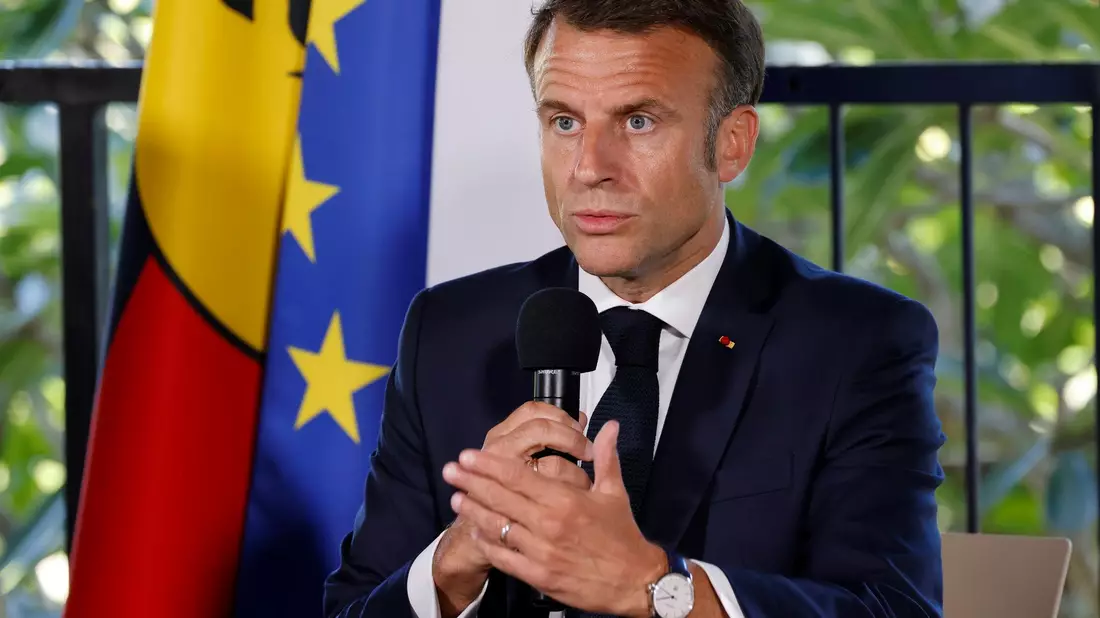 Während seines Besuchs würden Entscheidungen getroffen und Ankündigungen gemacht, versprach Macron. - Bild: Ludovic Marin/AFP Pool via AP/dpa