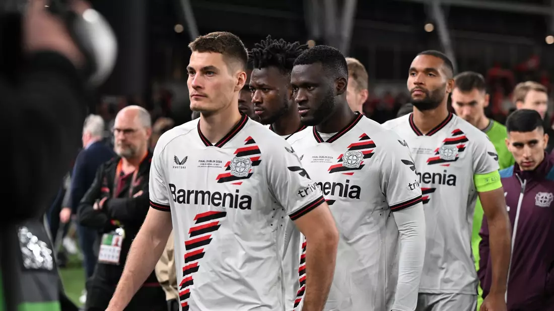Dass ihre unglaubliche Serie im 52. Spiel ausgerechnet in einem Finale endete, schmerzte alle bei Bayer Leverkusen sehr. - Bild: Federico Gambarini/dpa