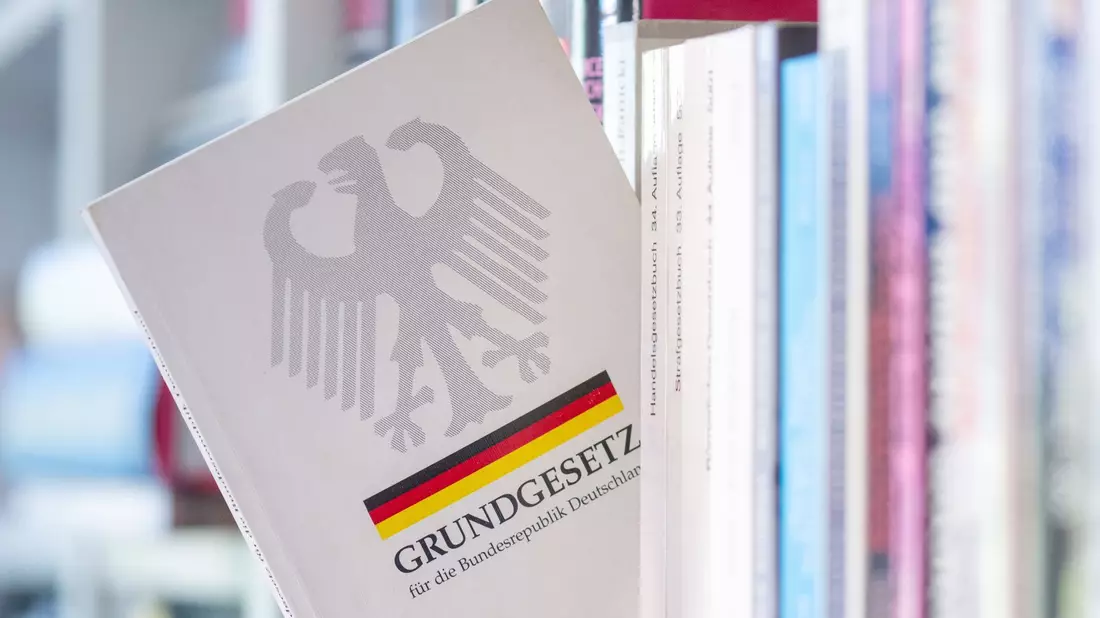 Das Jahr des Grundgesetz-Jubiläums dürfte ein entscheidendes werden in der Geschichte der bundesdeutschen Demokratie. - Bild: Hendrik Schmidt/dpa