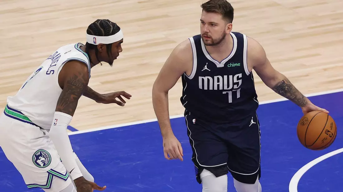 Luka Doncic (r) verbuchte 15 seiner 33 Zähler im Schlussviertel. - Bild: Matt Krohn/AP/dpa