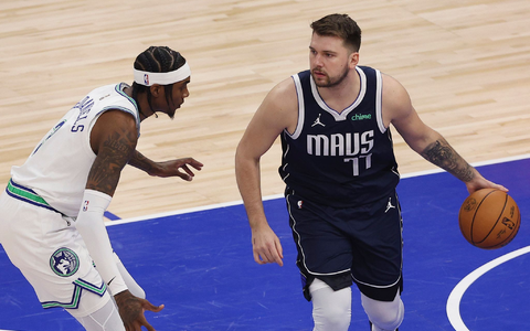 Luka Doncic (r) verbuchte 15 seiner 33 Zähler im Schlussviertel. - Foto: Matt Krohn/AP/dpa