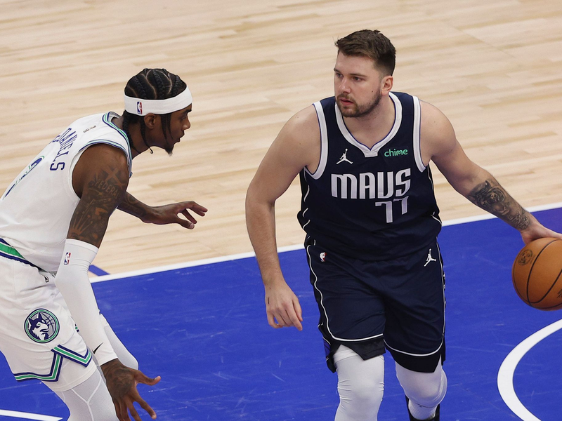 Luka Doncic (r) verbuchte 15 seiner 33 Zähler im Schlussviertel. - Foto: Matt Krohn/AP/dpa