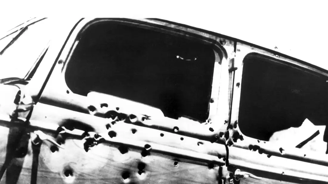Mit weit über hundert Kugeln durchsiebte die Polizei das Fahrzeug, in dem Bonnie und Clyde starben. - Bild: UPI/dpa