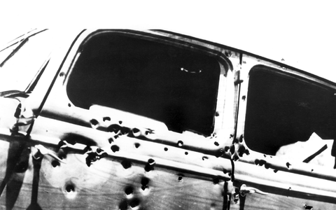 Mit weit über hundert Kugeln durchsiebte die Polizei das Fahrzeug, in dem Bonnie und Clyde starben. - Foto: UPI/dpa