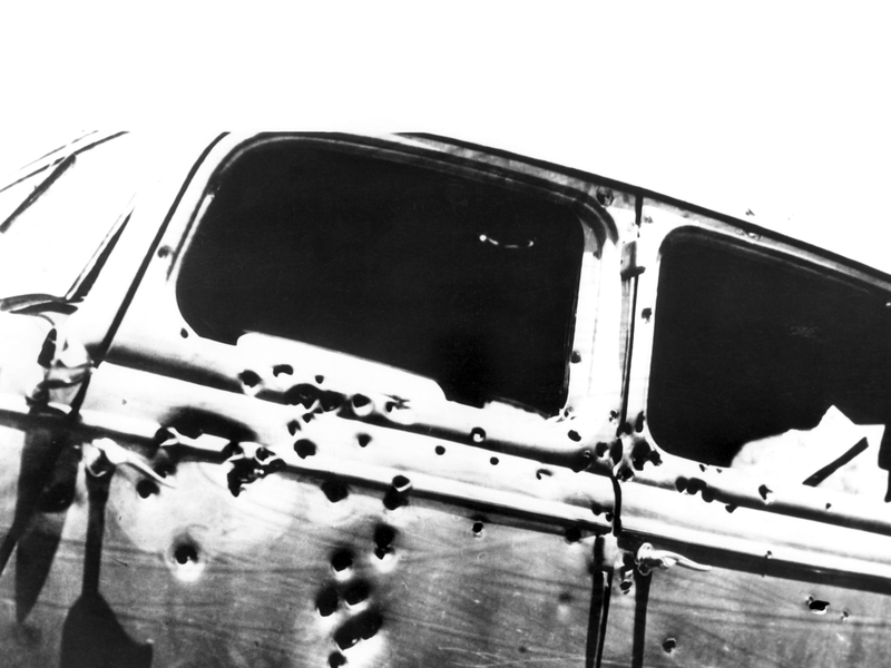 Mit weit über hundert Kugeln durchsiebte die Polizei das Fahrzeug, in dem Bonnie und Clyde starben. - Foto: UPI/dpa
