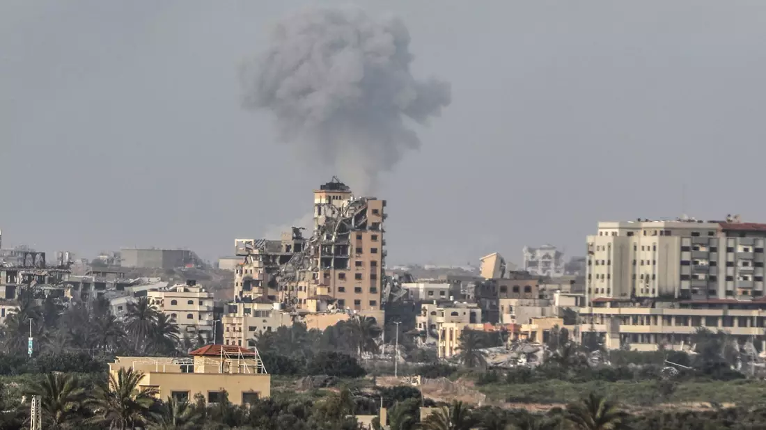 Rauch steigt auf nach einem israelischen Luftangriff in Gaza-Stadt. - Bild: Abed Rahim Khatib/dpa