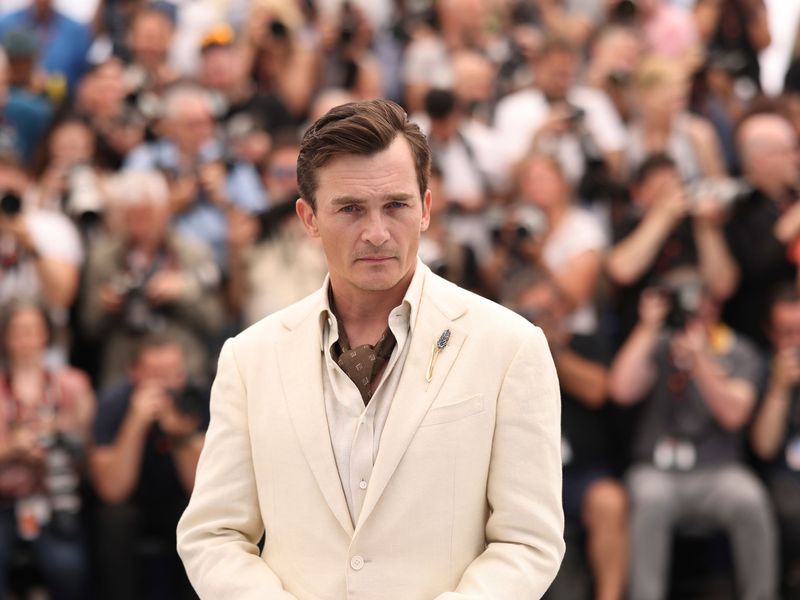 Rupert Friend verstärkt das Ensemble des neuen «Jurassic World»-Films. - Foto: Vianney Le Caer/Invision/AP/dpa