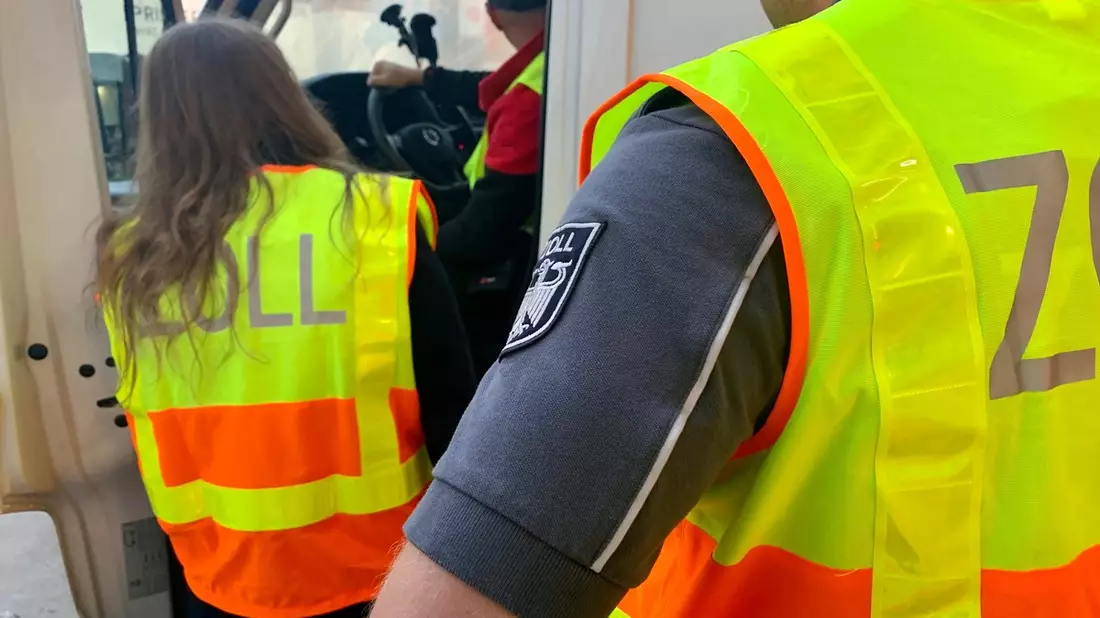 HZA-N: Zoll beteiligte sich an Großkontrolle an der B 8 - Bild: Zoll, presseportal.de