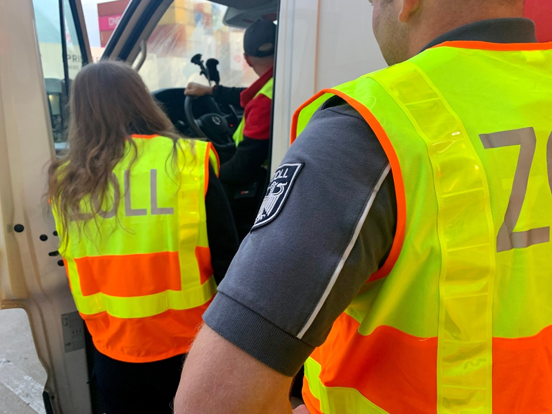 HZA-N: Zoll beteiligte sich an Großkontrolle an der B 8 - Foto: Zoll, presseportal.de