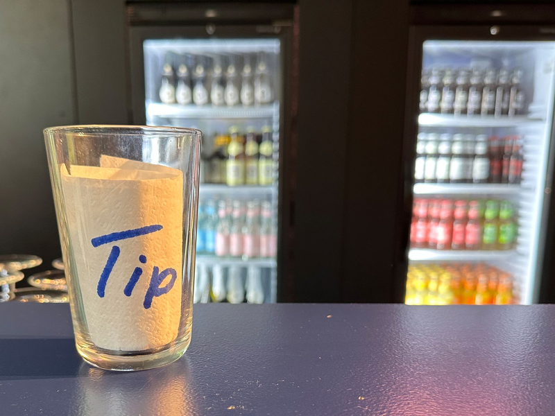 Der Trinkgeld-Becher stirbt aus. Dafür gibt es mittlerweile andere Möglichkeiten für das «Stimmt so». - Foto: Gregor Tholl/dpa