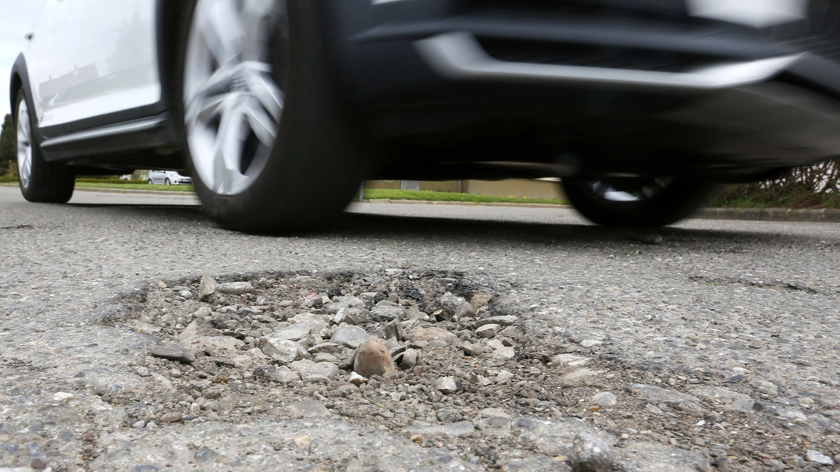 Der Rückstand bei den in den Kommunen notwendigen Investitionen wächst, egal ob es Straßen, Schulen, Sportanlagen oder Verwaltungsgebäude betrifft. - Foto: Thomas Warnack/dpa