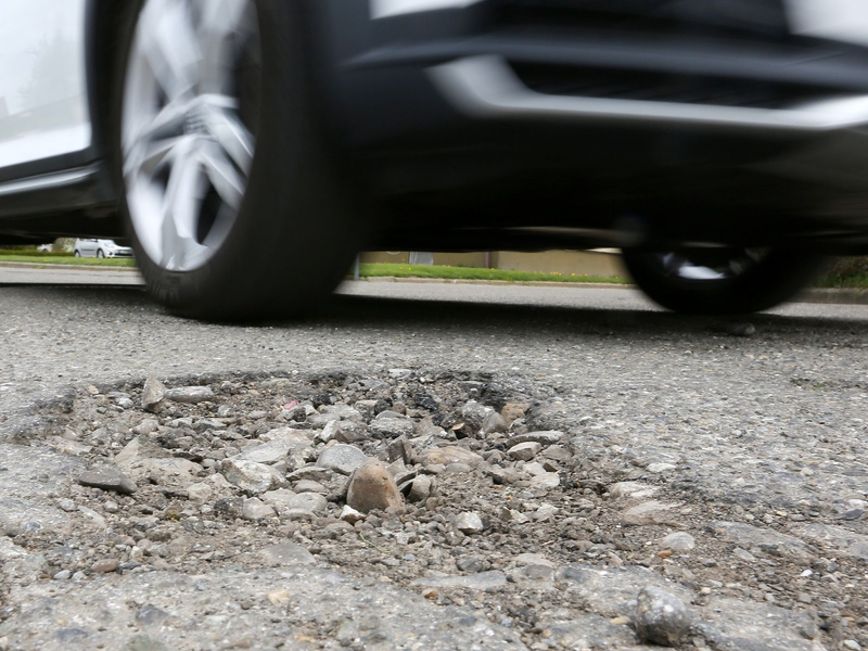 Der Rückstand bei den in den Kommunen notwendigen Investitionen wächst, egal ob es Straßen, Schulen, Sportanlagen oder Verwaltungsgebäude betrifft. - Foto: Thomas Warnack/dpa