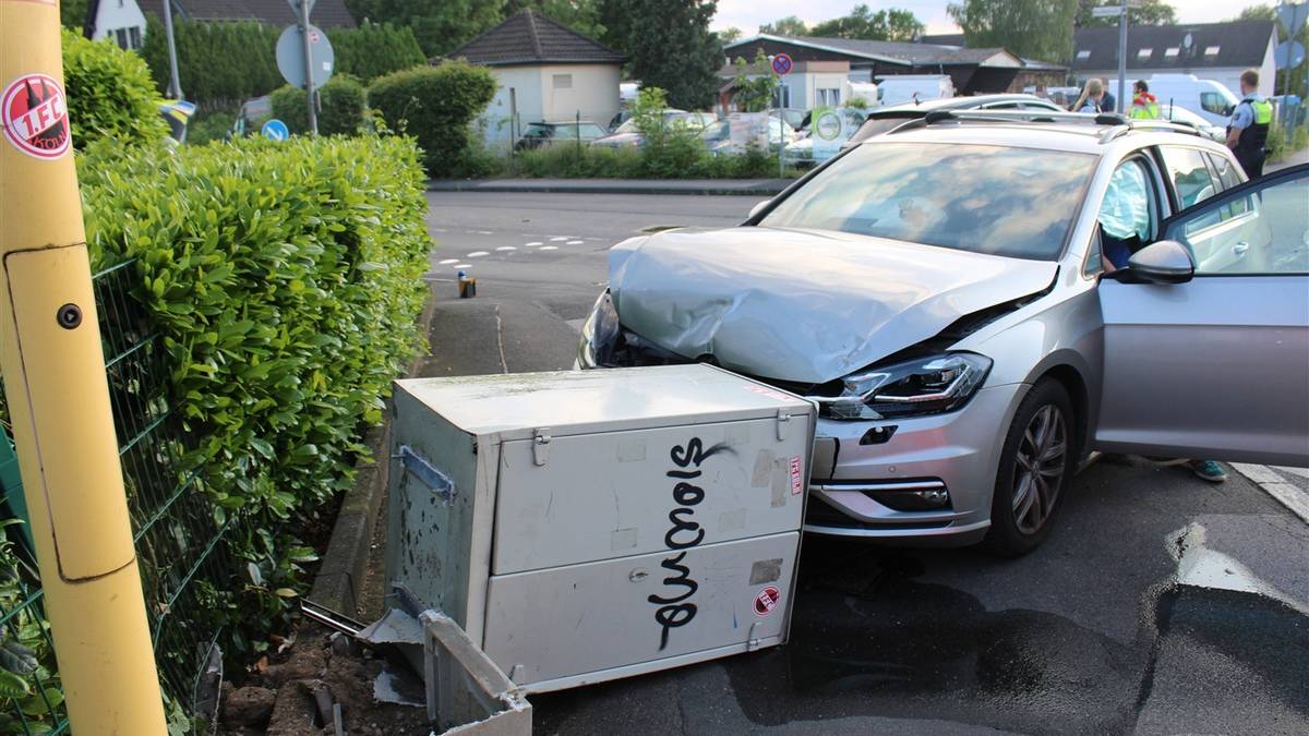 POL-RBK: Bergisch Gladbach - Alkoholisierter VW-Fahrer rammt Audi - Zwei Personen leicht verletzt - Foto: presseportal.de
