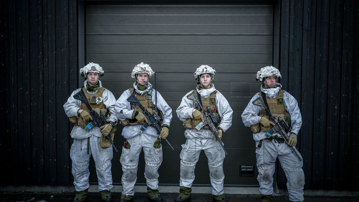 Norwegische Grenzsoldaten an einer Grenzstation. - Foto: Kay Nietfeld/dpa