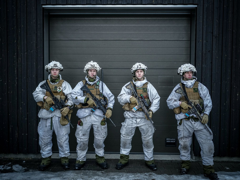 Norwegische Grenzsoldaten an einer Grenzstation. - Foto: Kay Nietfeld/dpa