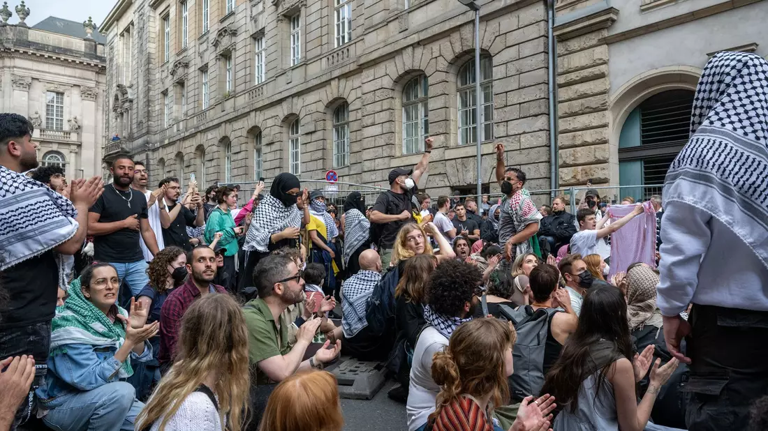 Protest von propalästinensischen Demonstrierenden vor dem Institut für Sozialwissenschaften der Berliner Humboldt-Universität. - Bild: Soeren Stache/dpa