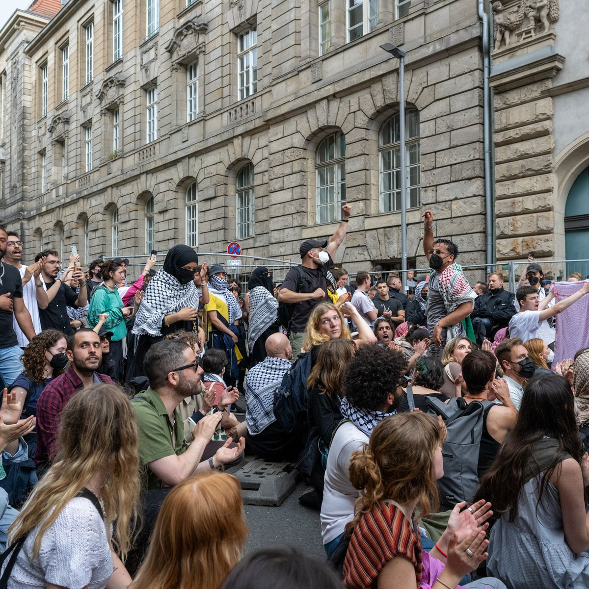 Protest von propalästinensischen Demonstrierenden vor dem Institut für Sozialwissenschaften der Berliner Humboldt-Universität. - Foto: Soeren Stache/dpa